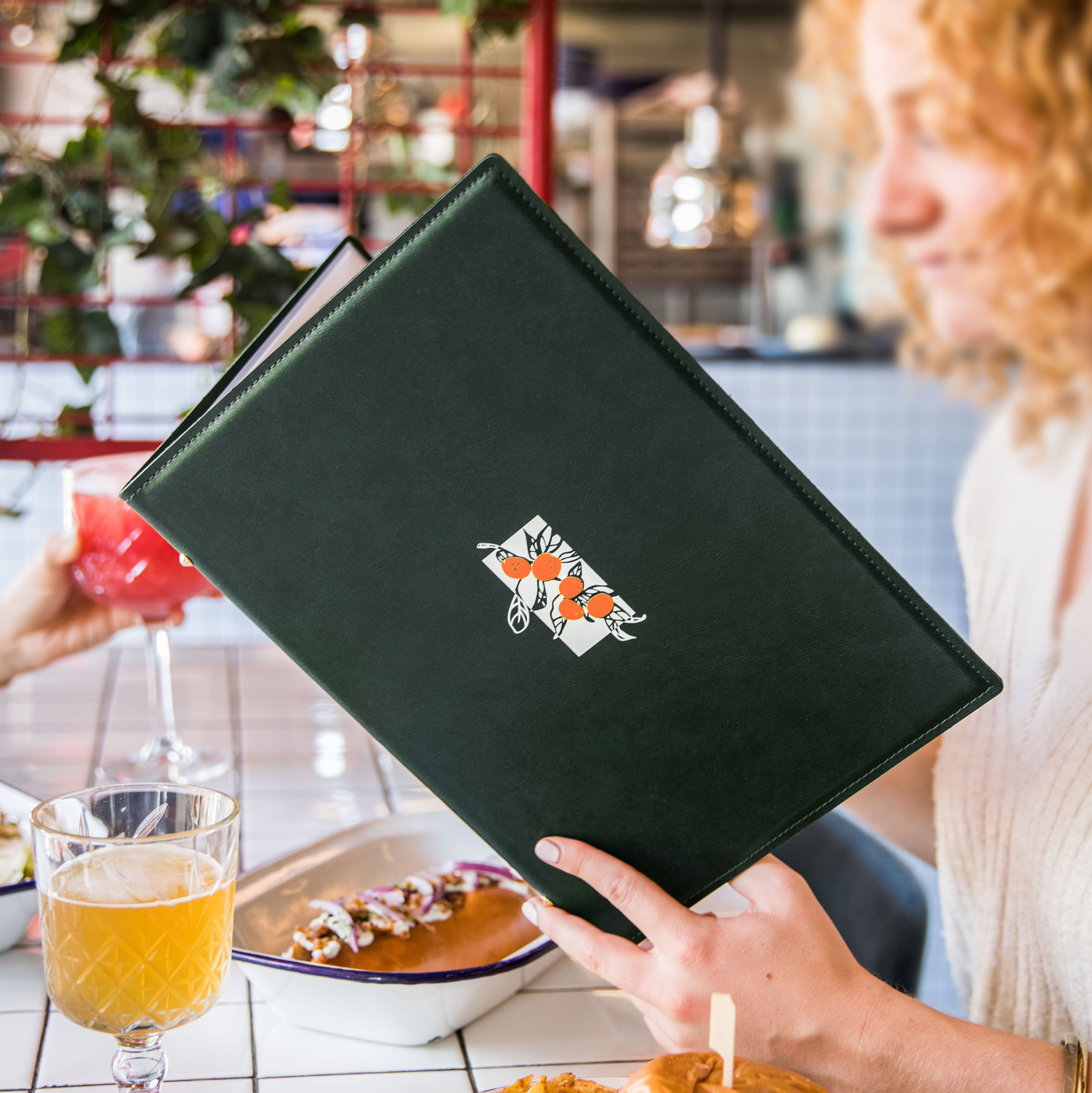Protège-menu rigide 
en cuir synthétique